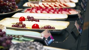 A buffet table with various food items including fruits, cheeses, and meats. - MASEVEN Stuttgart SI-Centrum (ehem. SI-SUITES) (Stuttgart)