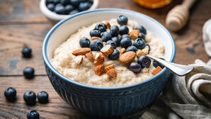 A bowl of oatmeal with blueberries and almonds. - MASEVEN Stuttgart SI-Centrum (ehem. SI-SUITES) (Stuttgart)
