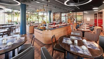 Tägliches Frühstücksbuffet (19.00 EUR pro Person)