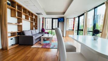 Premium bedding, desk, free WiFi, wheelchair access