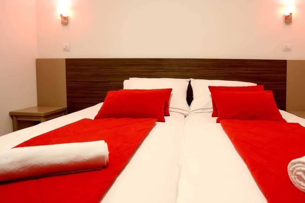 Habitación estándar doble, 1 cama de matrimonio grande | Ropa de cama de alta calidad, escritorio, wifi gratis