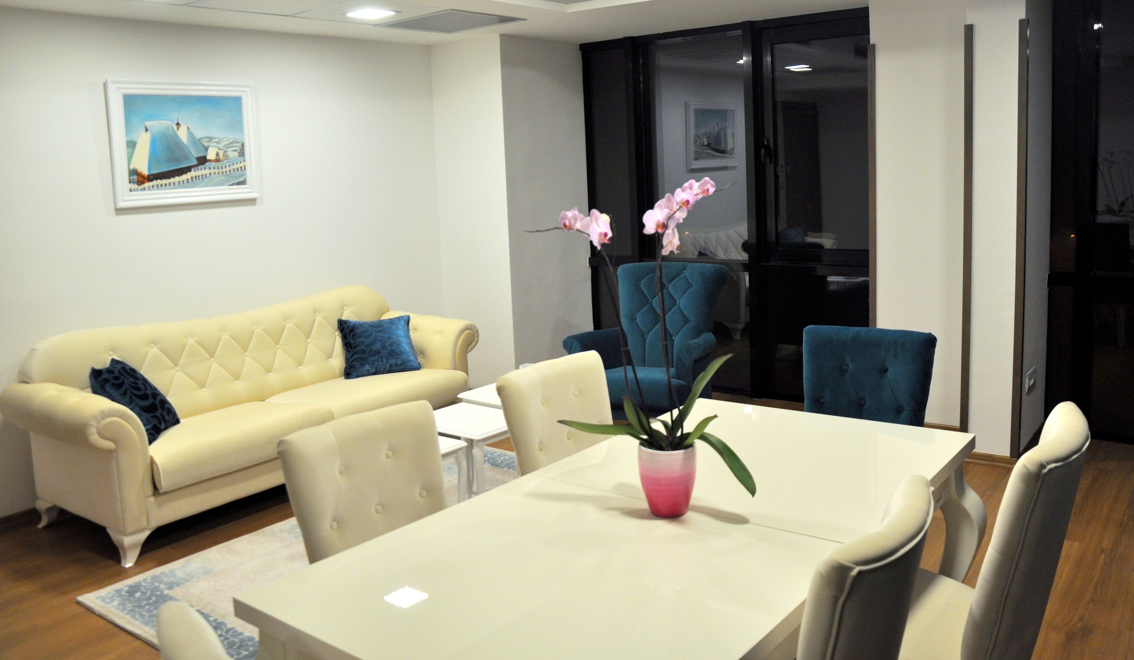 deluxe suite, 2 bedrooms | living room | flat-screen tv