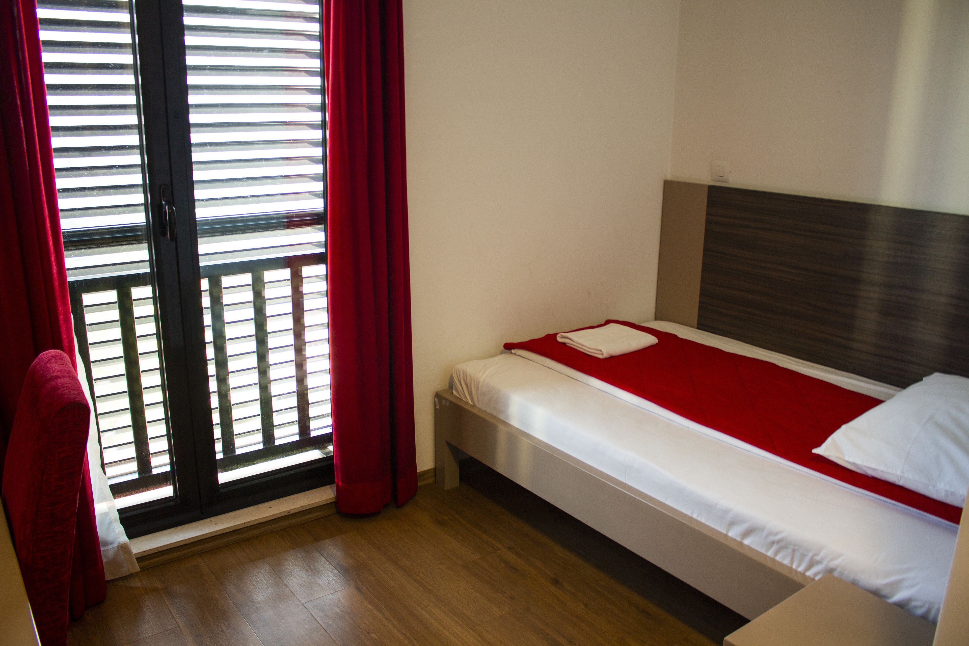 standard single room | living area | flat-screen tv