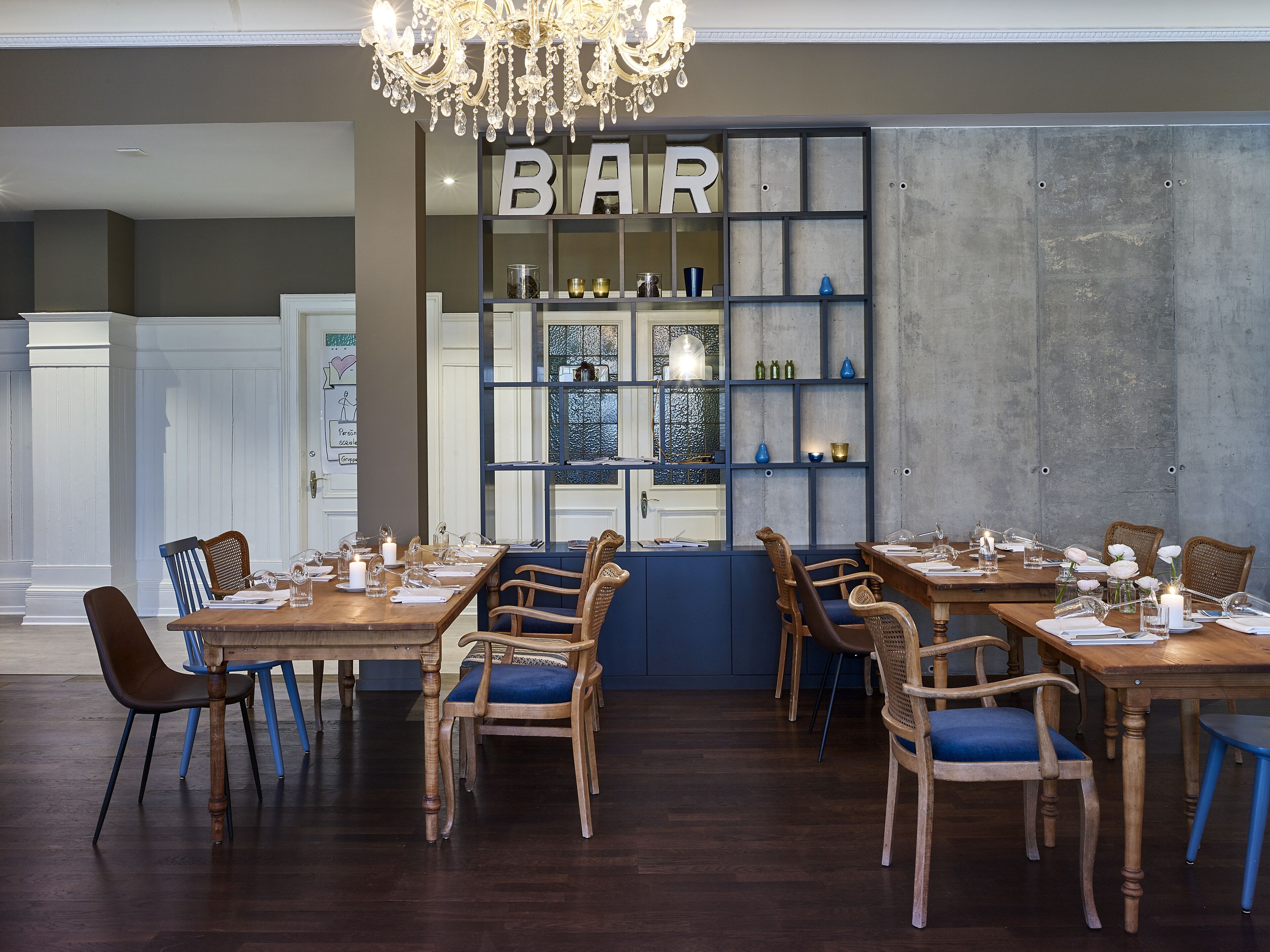 2 bars/lounges, lobby lounge