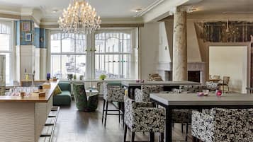 2 restaurants, lunch, dinner served; international cuisine