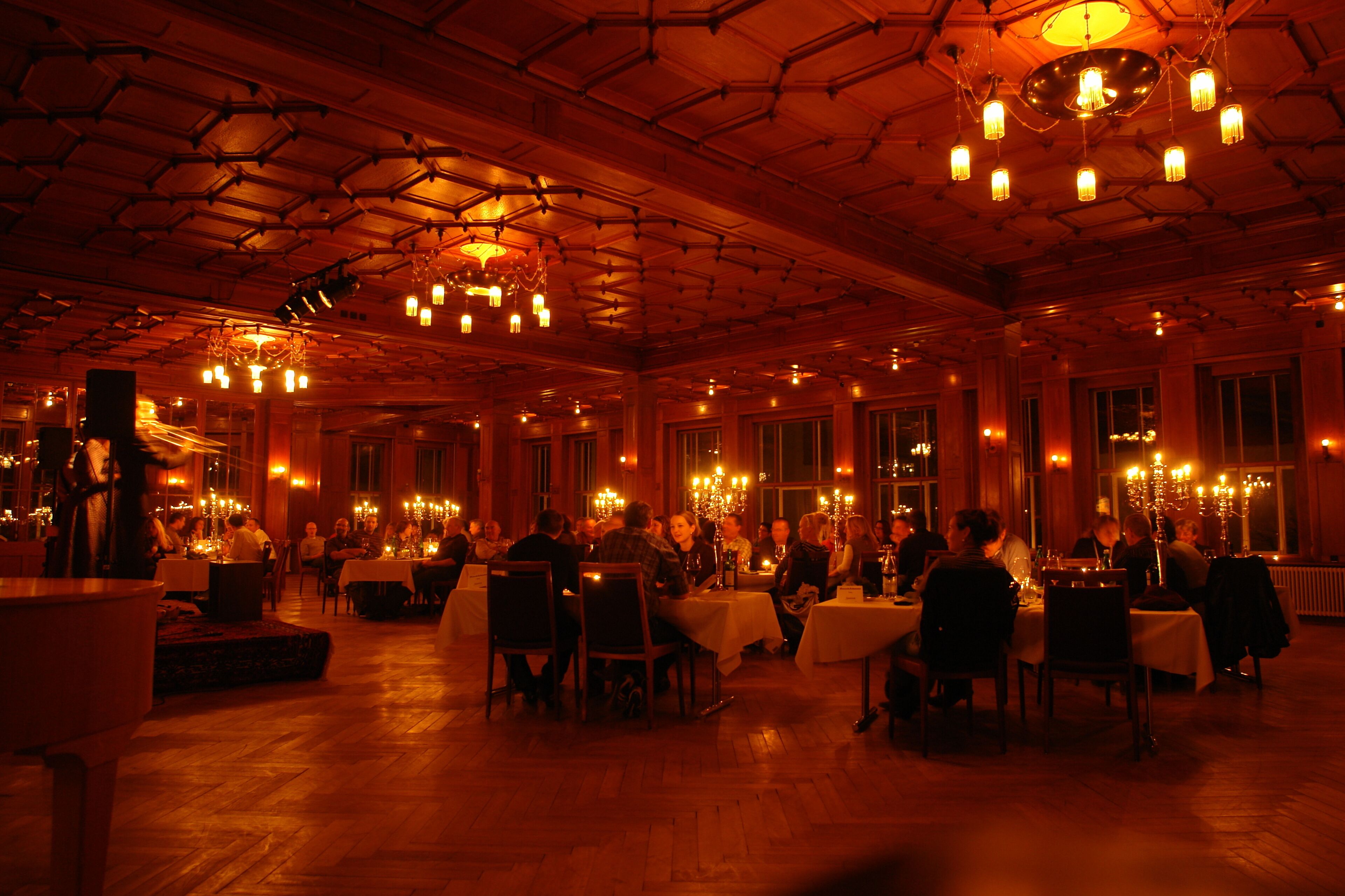 2 restaurants servant le déjeuner, spécialités Cuisine internationale