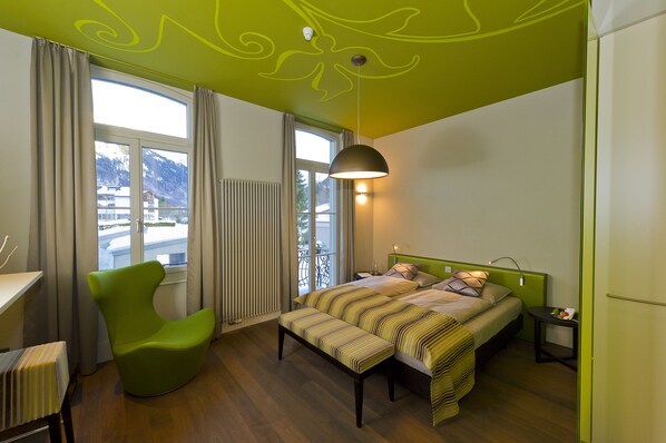 Sengetøy av topp kvalitet, dundyner, minibar og safe på rommet