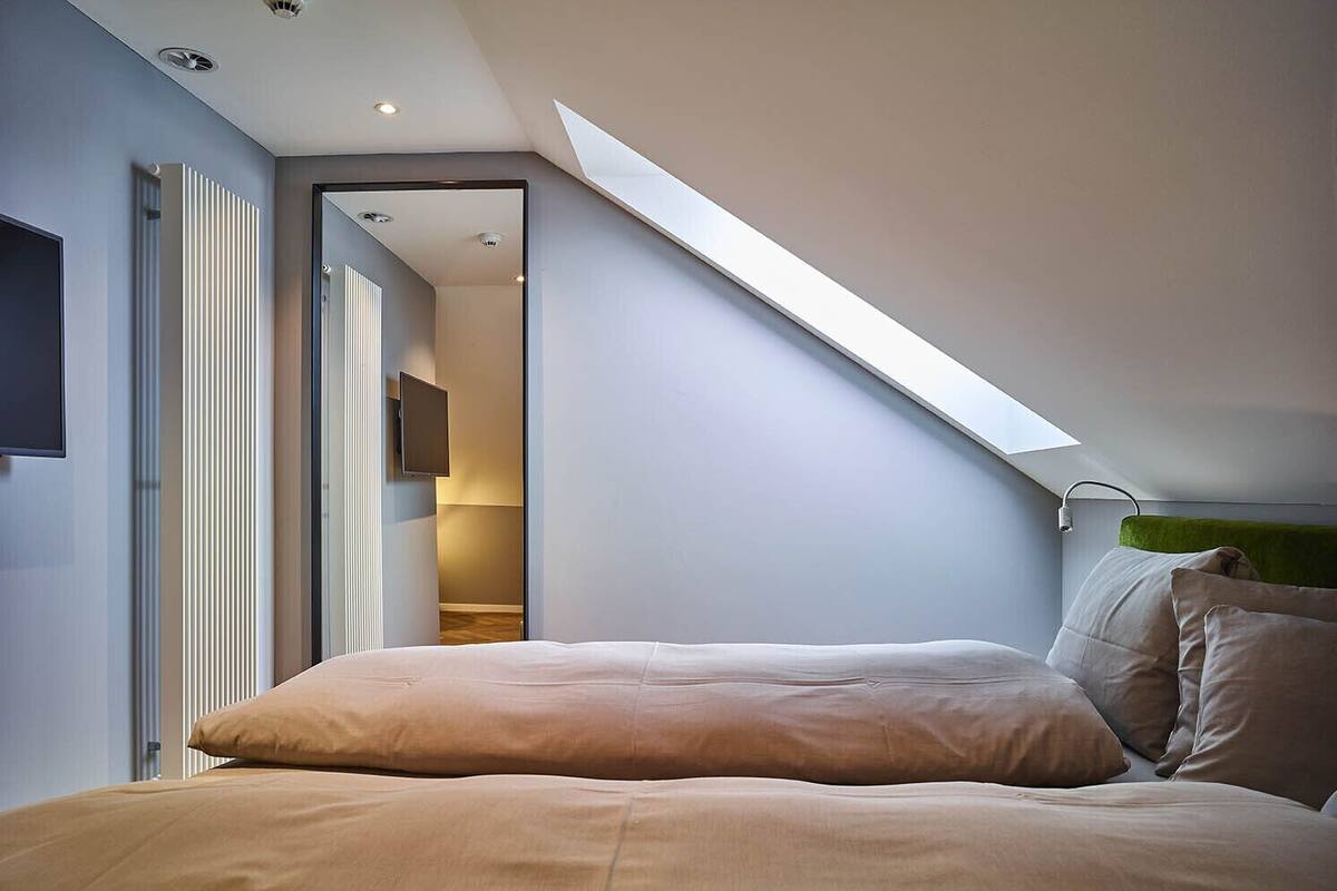 Habitación estándar doble (Small Attic) | Ropa de cama de alta calidad, edredones de plumas, minibar y caja fuerte