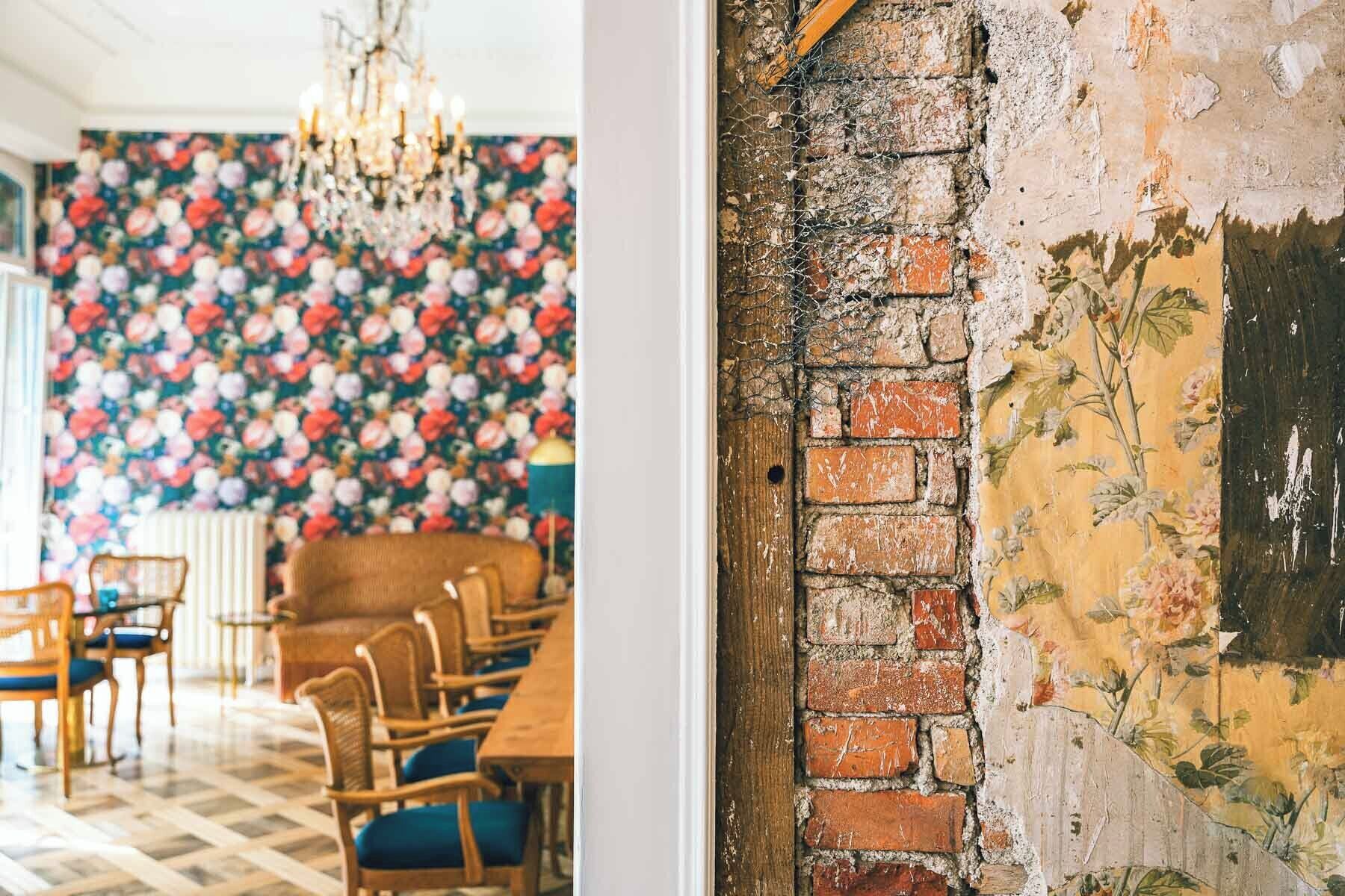 2 restaurants, lunch, dinner served; international cuisine