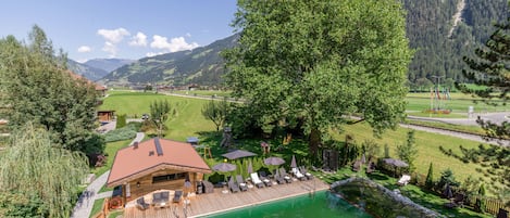 Außenpool (je nach Saison geöffnet), Sonnenschirme, Liegestühle