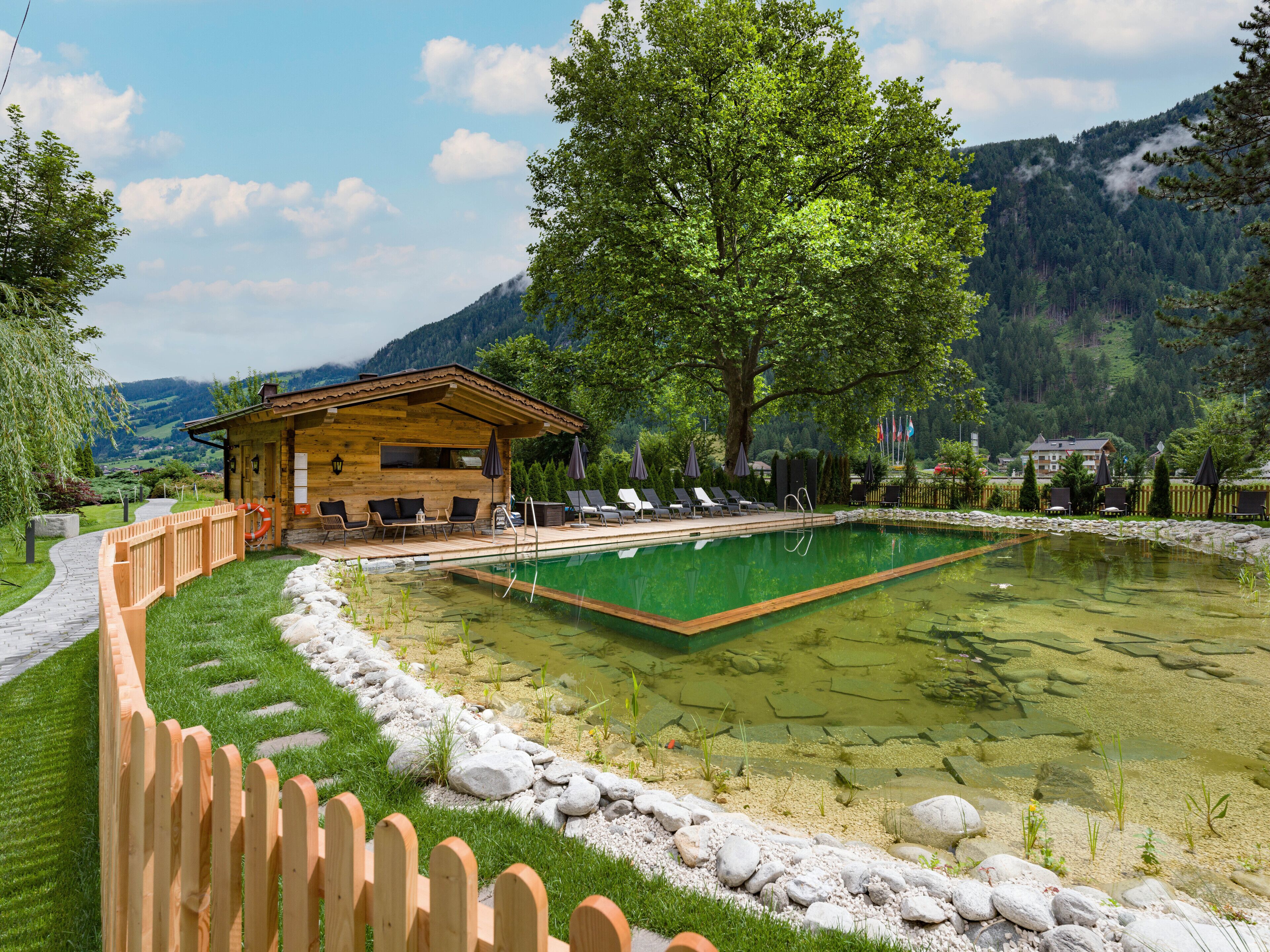 季節性室外游泳池，開放時間為 10:00 至 18:00，提供泳池遮陽傘和日光浴躺椅