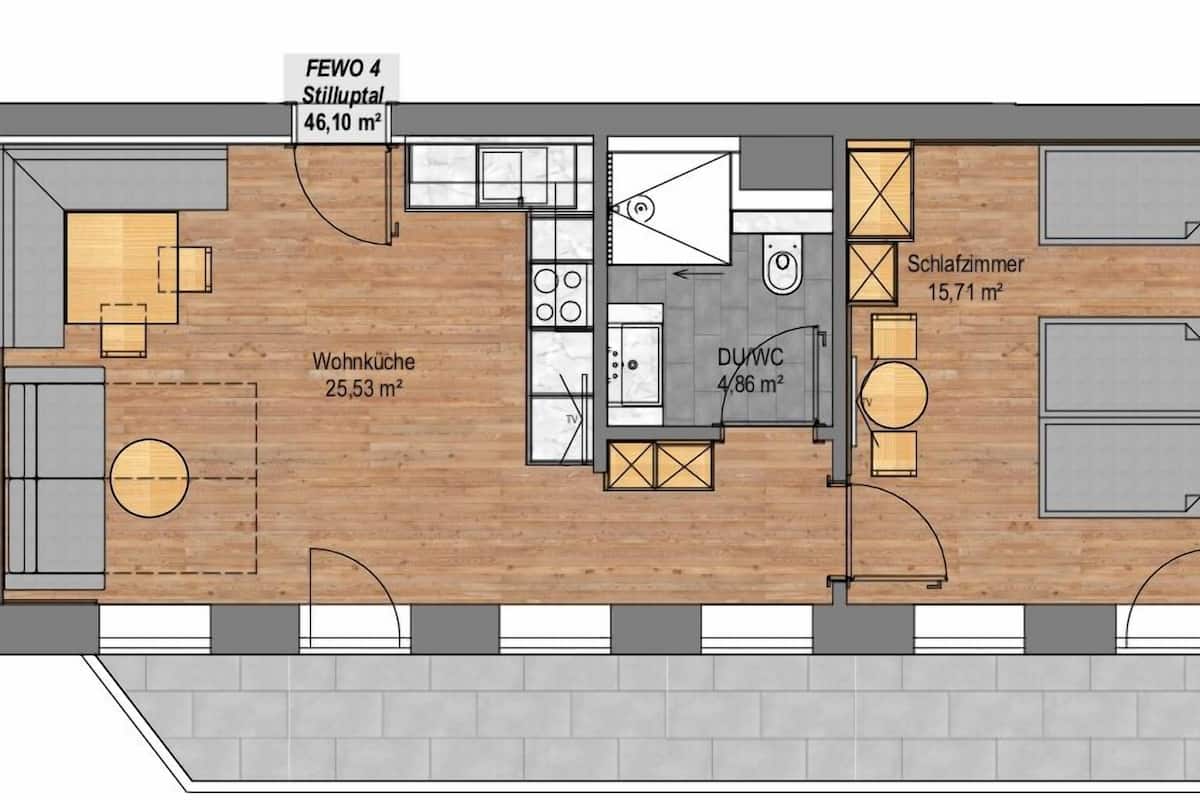 Plano de un cuarto de hotel con sala de estar, kitchenette, baño y balcón.