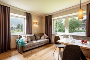 Appartamento Exclusive | Area soggiorno | TV LED 32 pollici con canali satellitari, TV, tavolo da ping pong