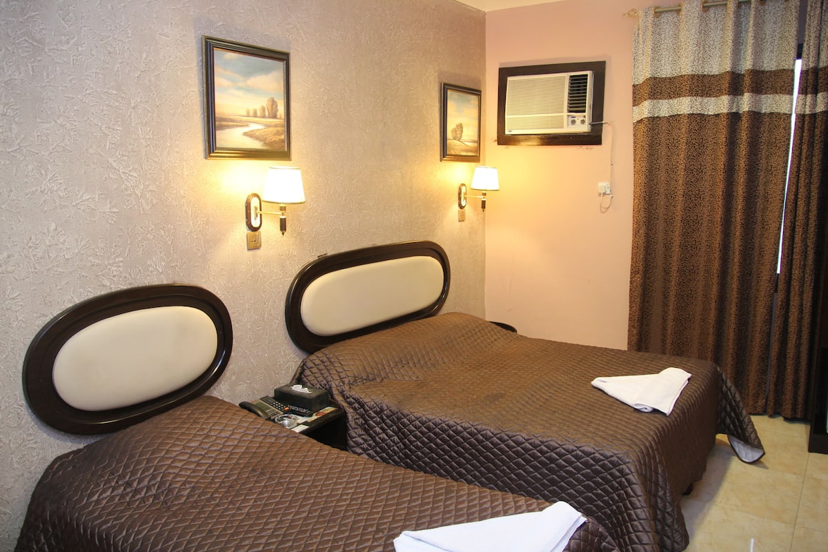 Standard-Vierbettzimmer, Raucher, Stadtblick | Zimmersafe, schallisolierte Zimmer, Bügeleisen/Bügelbrett