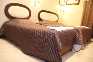 Family Room | In-room safe, soundproofing, iron/ironing board, free WiFi - Grand Sina Hotel (Dubai)