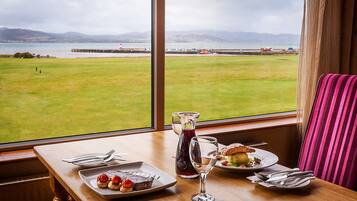 Petit déjeuner et dîner servis sur place, vue sur la mer
