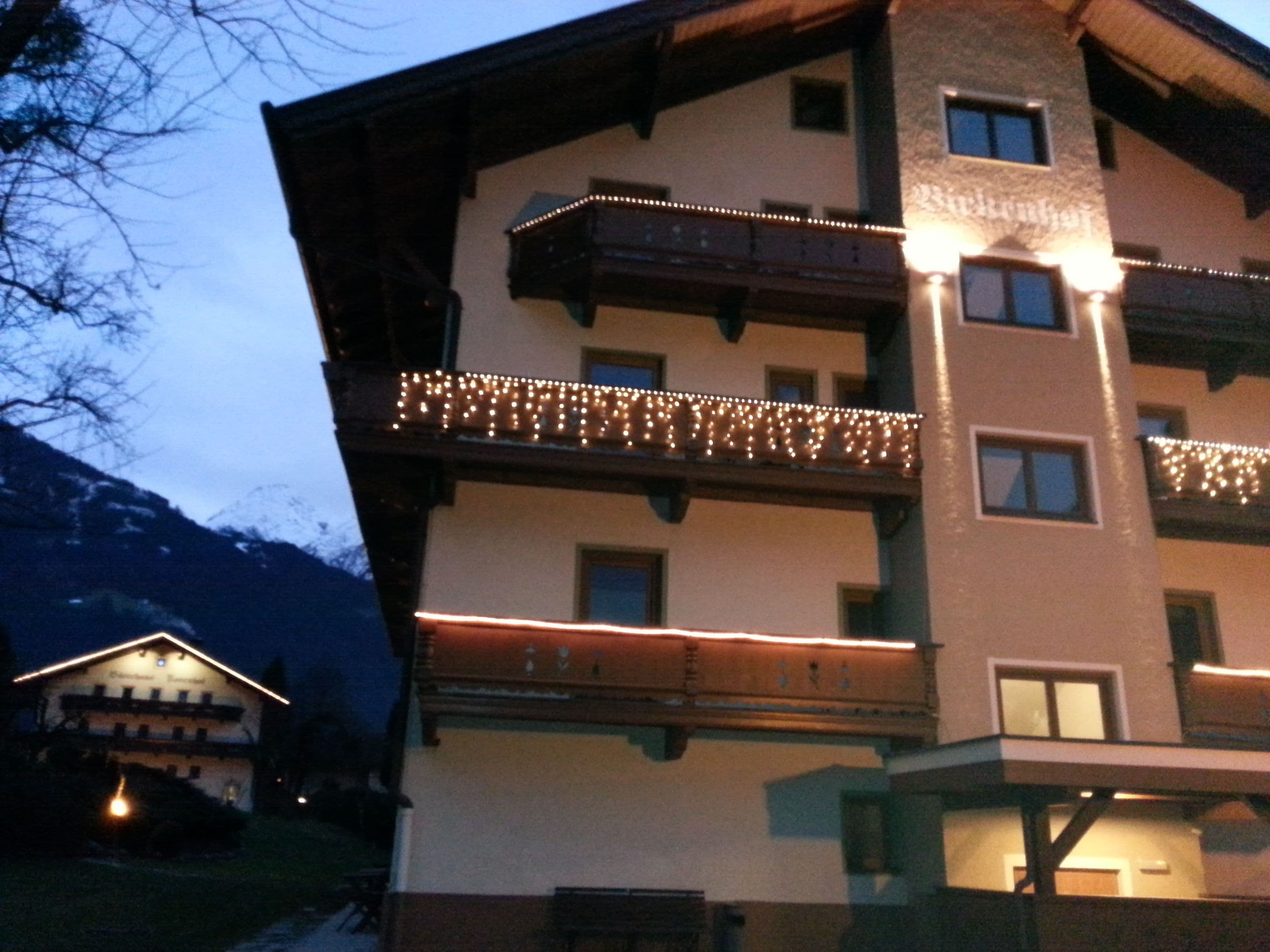 Fassade der Unterkunft – Abend/Nacht