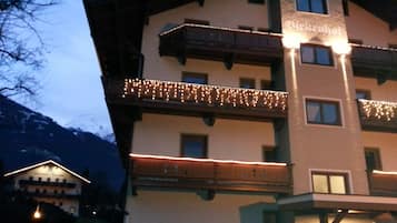 Fassade der Unterkunft – Abend/Nacht