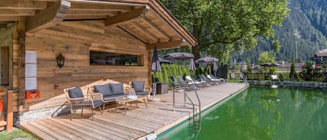 Piscina stagionale all'aperto, ombrelloni da piscina, lettini