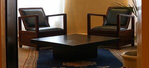 파노라믹 스위트, 금연, 수영장 전망 | 거실 공간 | 평면 TV