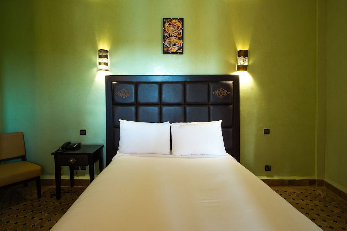 Junior Suite, 1 Bedroom, Pool View | 1 bilik tidur, bar mini, peti besi dalam bilik, meja