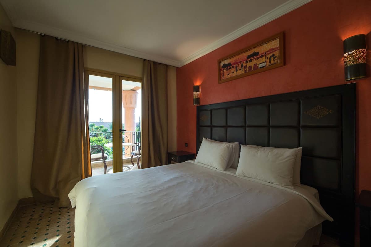 Superior Suite, 1 Bedroom, Pool View, Corner | 1 bilik tidur, bar mini, peti besi dalam bilik, meja