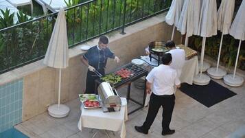 Der serveres morgenmad, frokost og aftensmad med udendørs servering