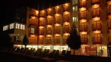 Overnatningsstedets facade – aften/nat