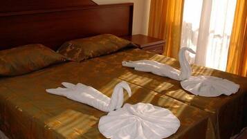 Standardværelse | Minibar, pengeskab på værelset, gratis baby-/barnesenge