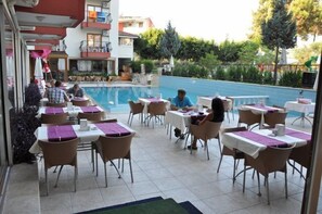 Petit déjeuner, déjeuner et dîner servis sur place