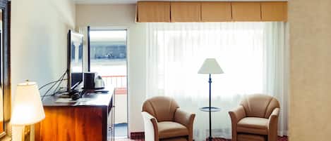 Habitación triple estándar, balcón | Escritorio, cortinas blackout y insonorización