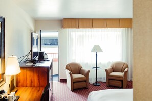 Standard Triple Room, Balcony | Meja, langsir/tirai gelap terus, kalis bunyi, seterika/papan seterika