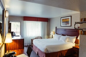 مكتب وستائر تعتيم وتجهيزات عازلة للصوت ومكواة/لوح كي