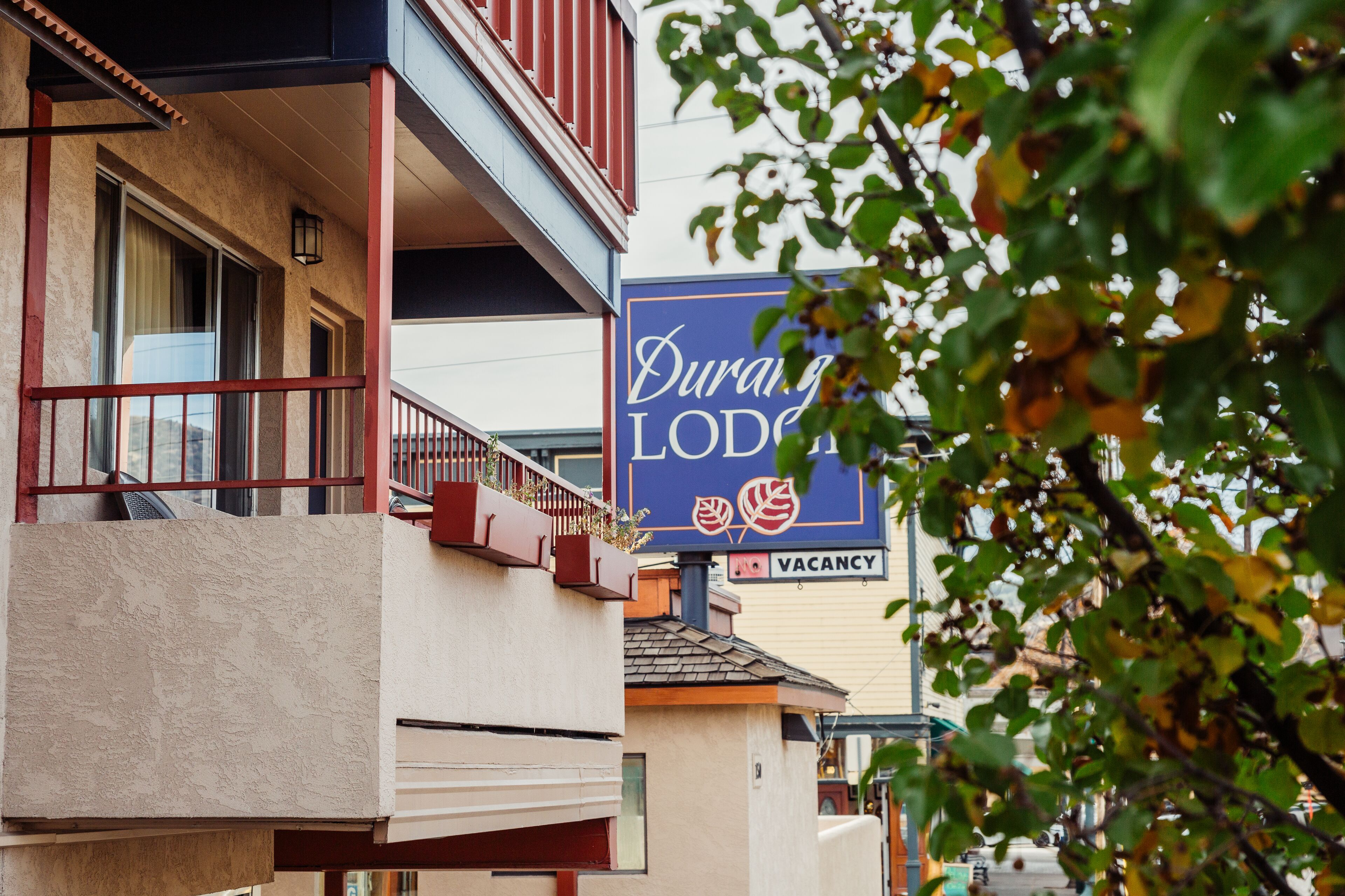 A building with a balcony and a sign indicating a vacancy.