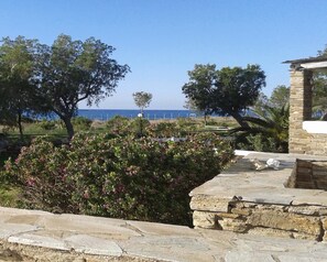 Property grounds - Nostos Beachfront Apartments & Studios (Tinos)
