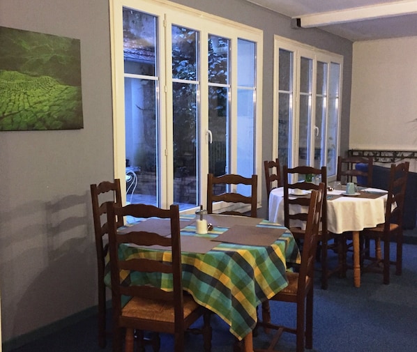 Daily buffet breakfast (EUR 9.00 per person)