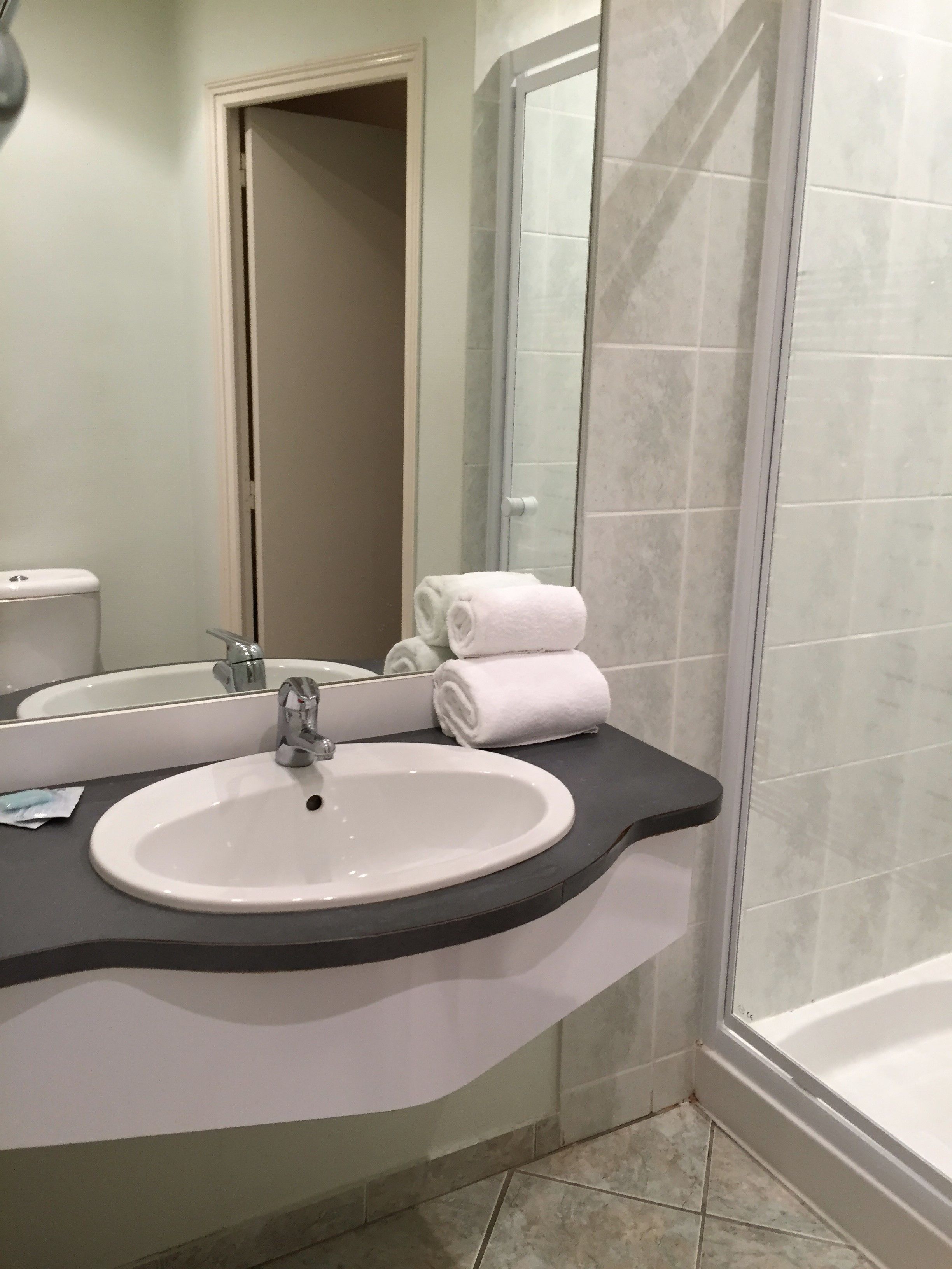 Comfort kamer | Badkamer | Gratis toiletartikelen, een haardroger, handdoeken