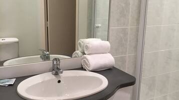Comfort kamer | Badkamer | Gratis toiletartikelen, een haardroger, handdoeken