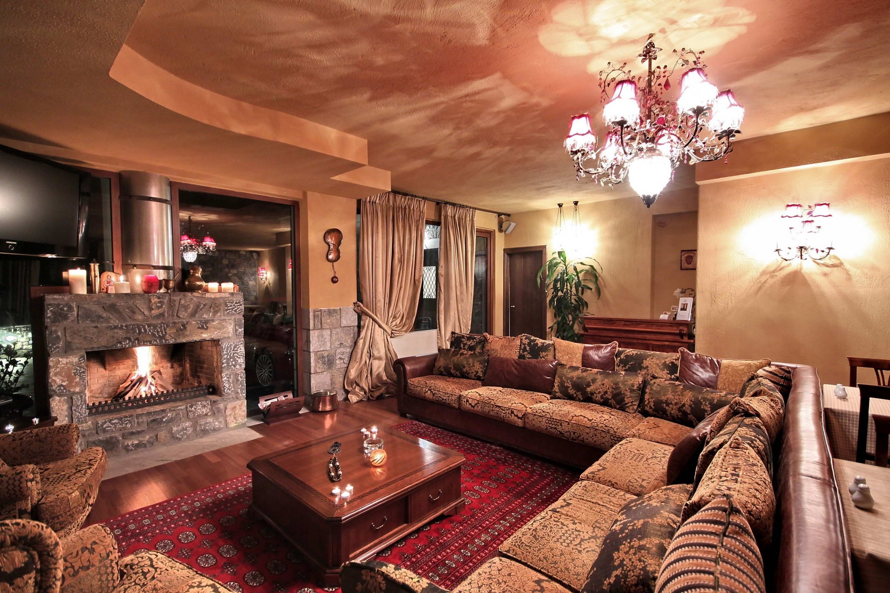 Una sala de estar acogedora con chimenea, un sofá grande y una mesa de centro.