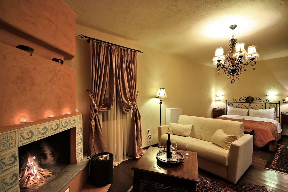 Suite Luxe, cheminée | 1 chambre, minibar, coffres-forts dans les chambres, bureau