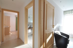 Driepersoonskamer | Luxe beddengoed, een kluis op de kamer, een bureau, een laptopwerkplek