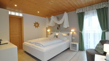 Ropa de cama de alta calidad y caja de seguridad en la habitación