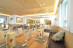 Serveert ontbijt en diner, lokale gerechten