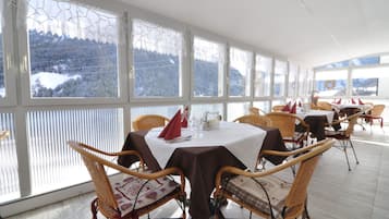 Frühstück und Abendessen, lokale Küche