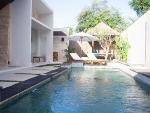 Outdoor pool, pool umbrellas - Villa Scena (Nusa Dua)