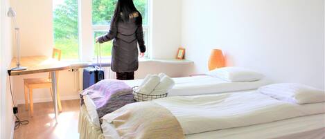 Escritorio, cortinas blackout, wifi gratis y ropa de cama