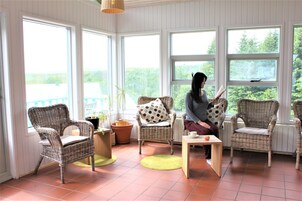 Desk, blackout drapes, free WiFi, bed sheets