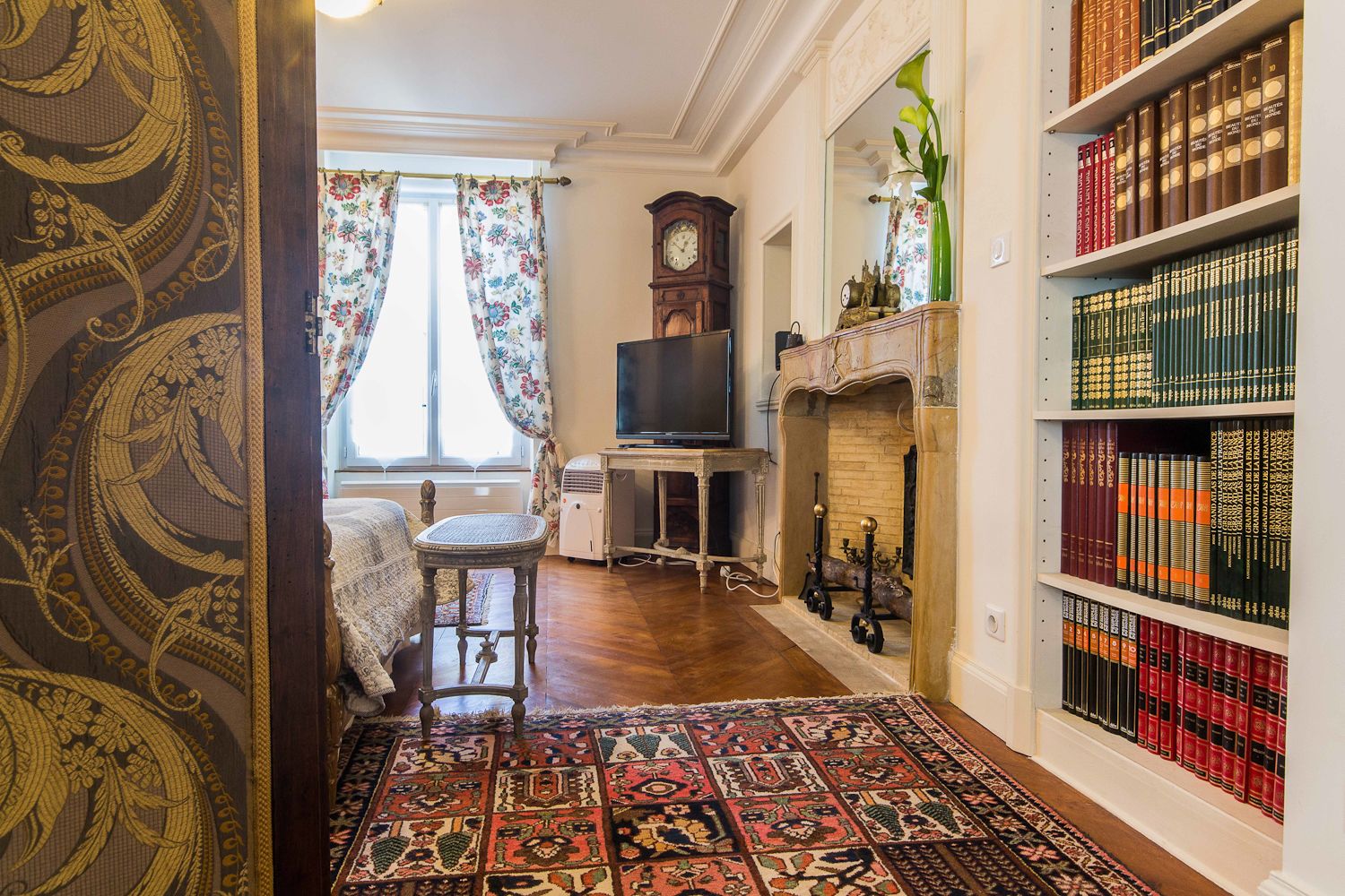 Luxe appartement, 1 slaapkamer, uitzicht op de binnenplaats | Woonruimte | Flatscreentelevisie