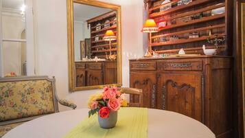 Luxe appartement, 1 slaapkamer, uitzicht op de binnenplaats | Ontbijtruimte