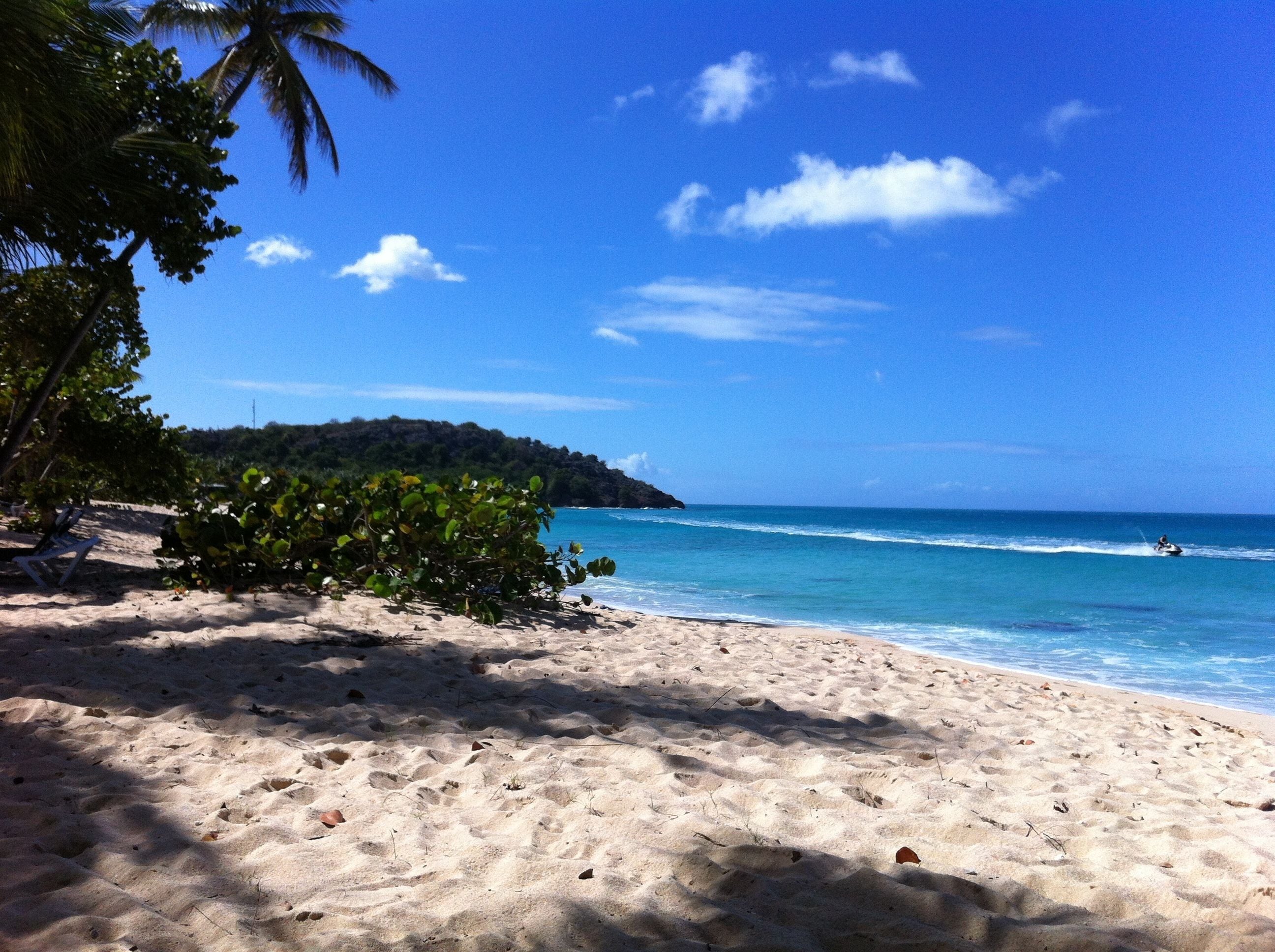 Una playa cerca, arena blanca, toallas de playa